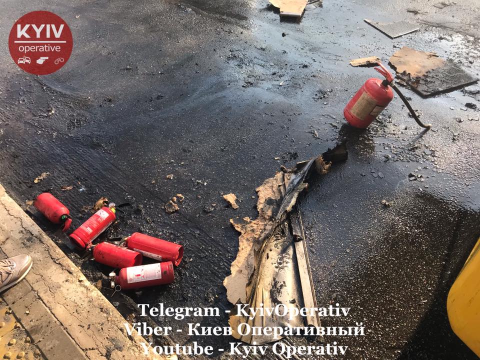 В Киеве троллейбус загорелся во время движения