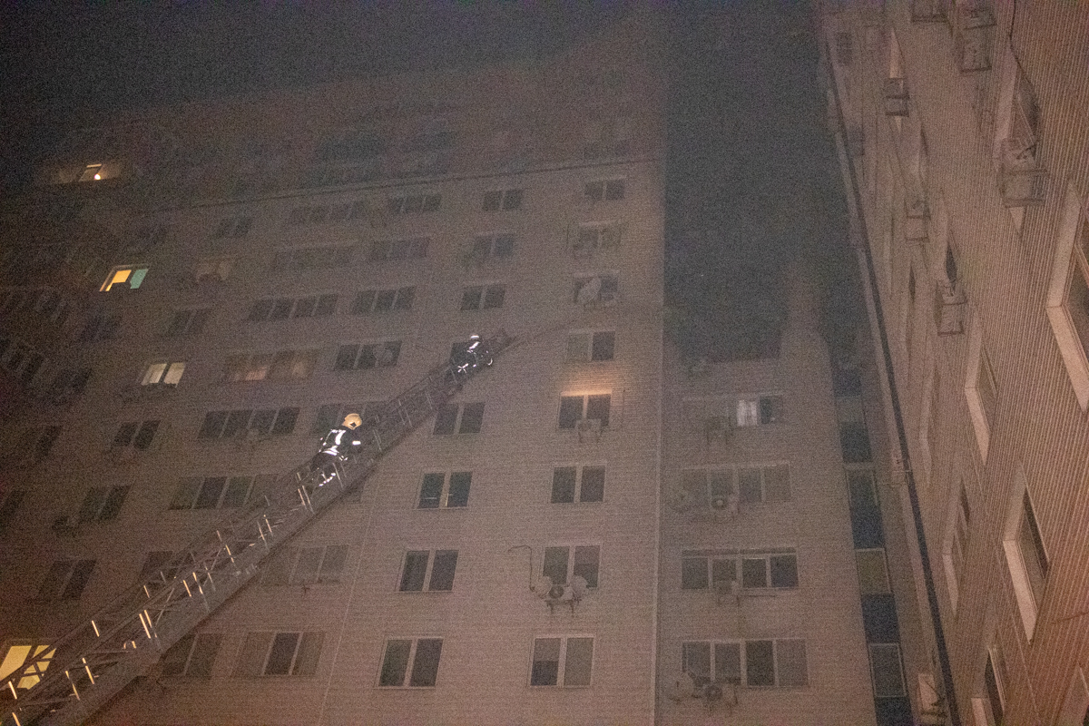 В Киеве в результате пожара в высотке повреждены три квартиры