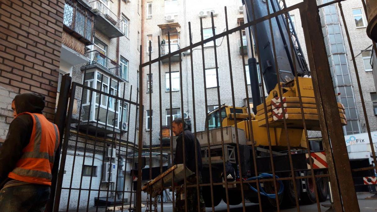 В Киеве разбирают скандальную надстройку В Киеве разбирают скандальную надстройку