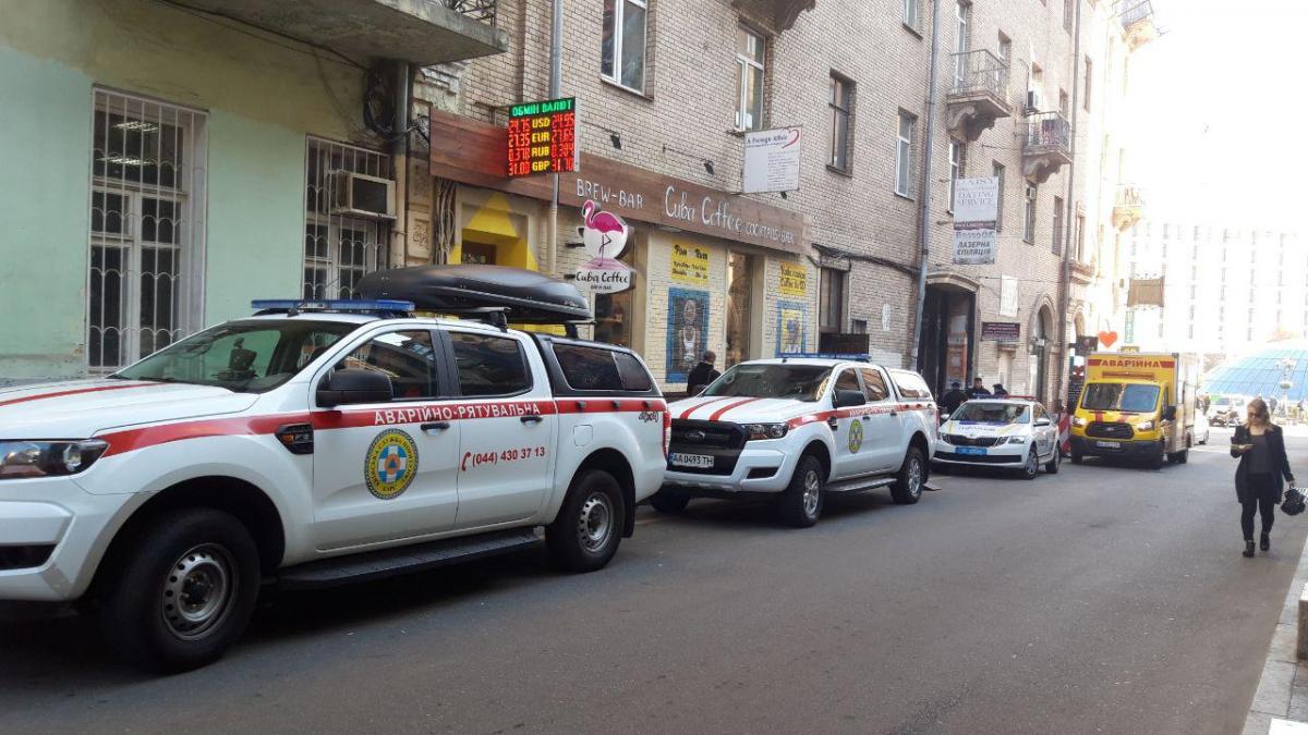 В Киеве разбирают скандальную надстройку В Киеве разбирают скандальную надстройку