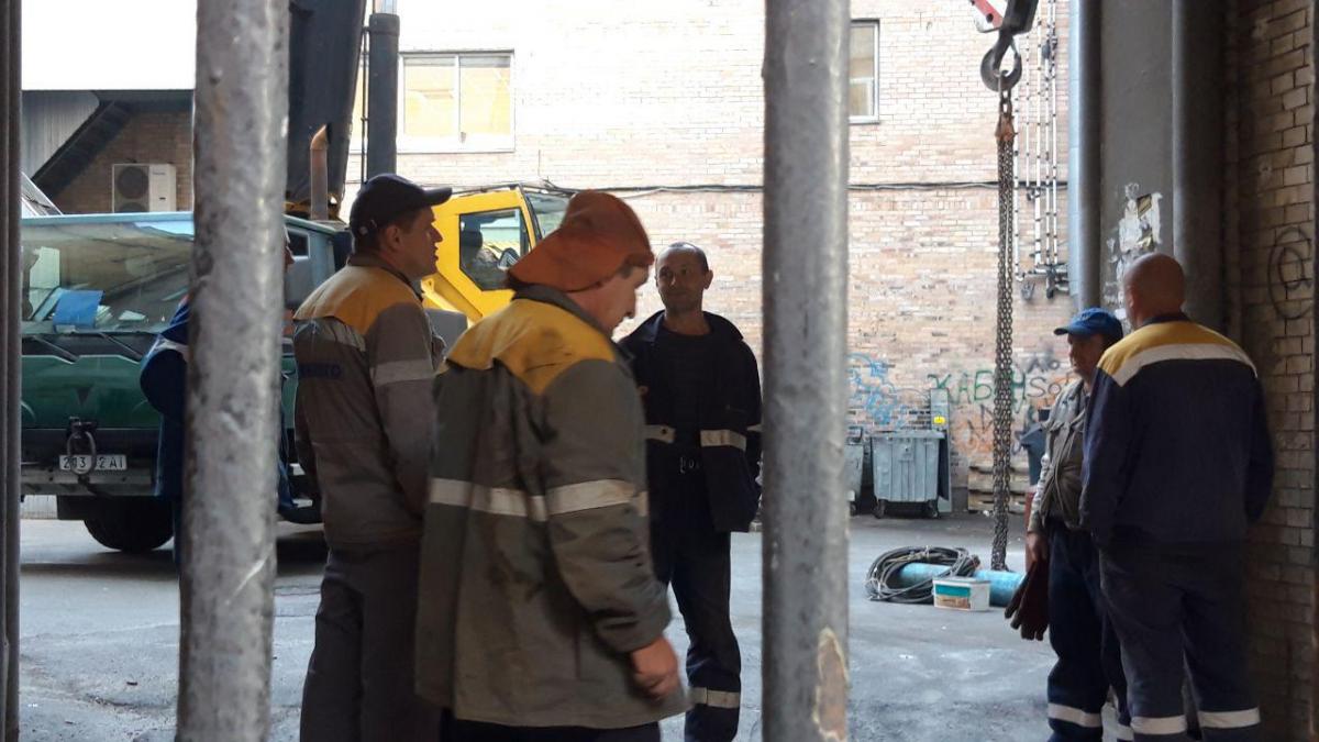 В Киеве разбирают скандальную надстройку В Киеве разбирают скандальную надстройку