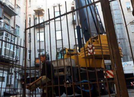 В Киеве разбирают скандальную надстройку В Киеве разбирают скандальную надстройку