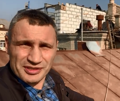 В Киеве Кличко забрался на крышу и назвал сроки снесения 