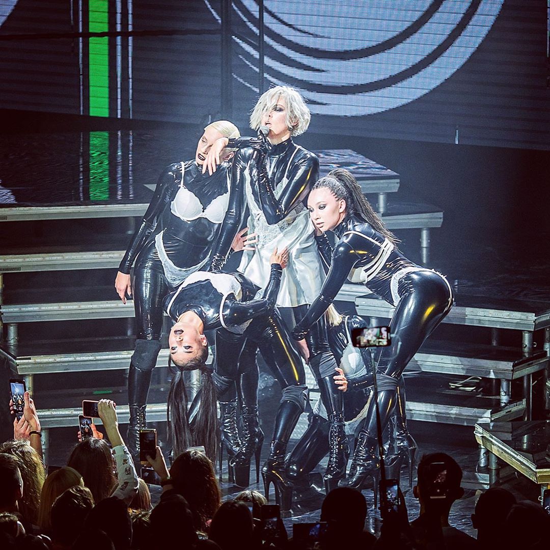 Maruv вкусно поцеловала танцовщицу