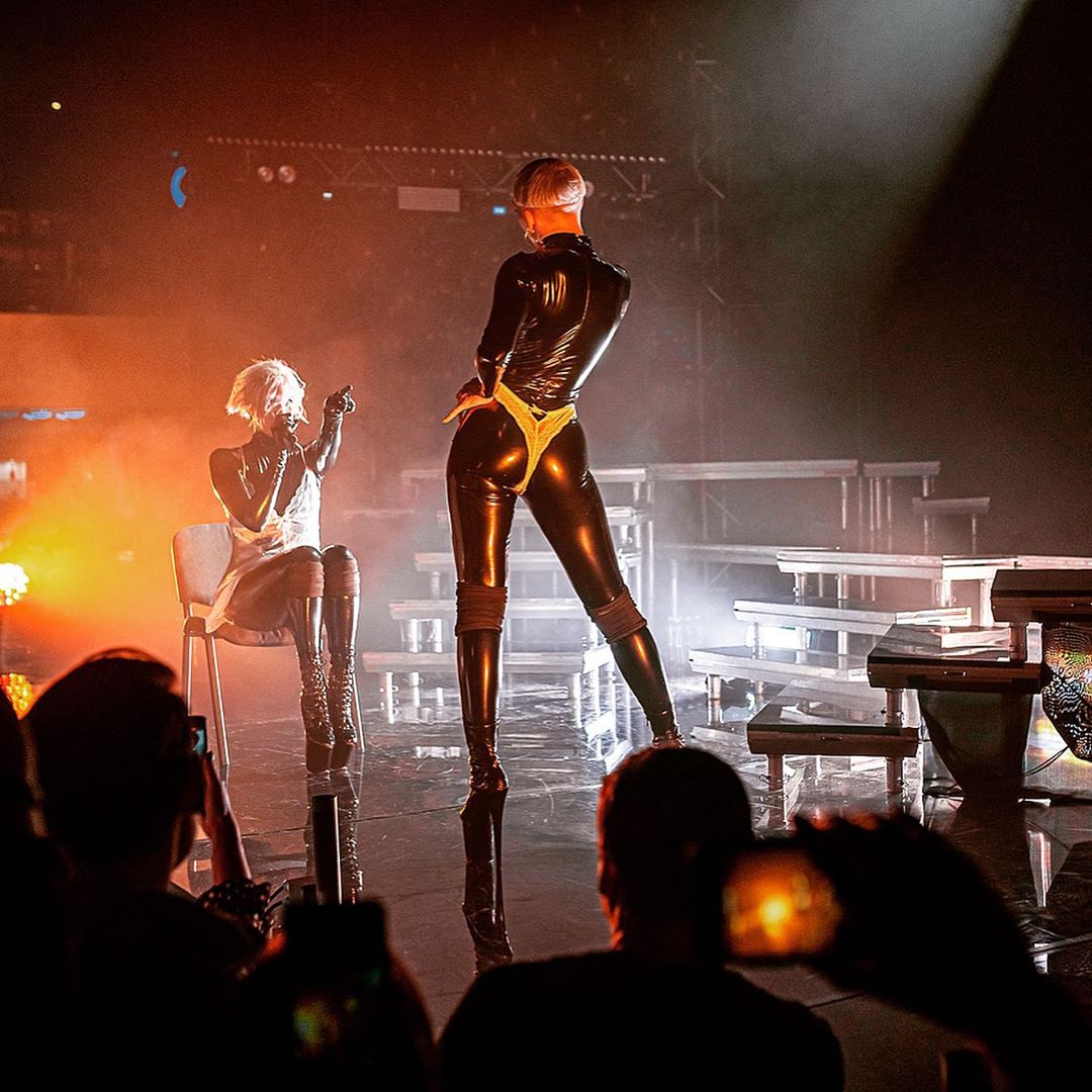 Maruv вкусно поцеловала танцовщицу