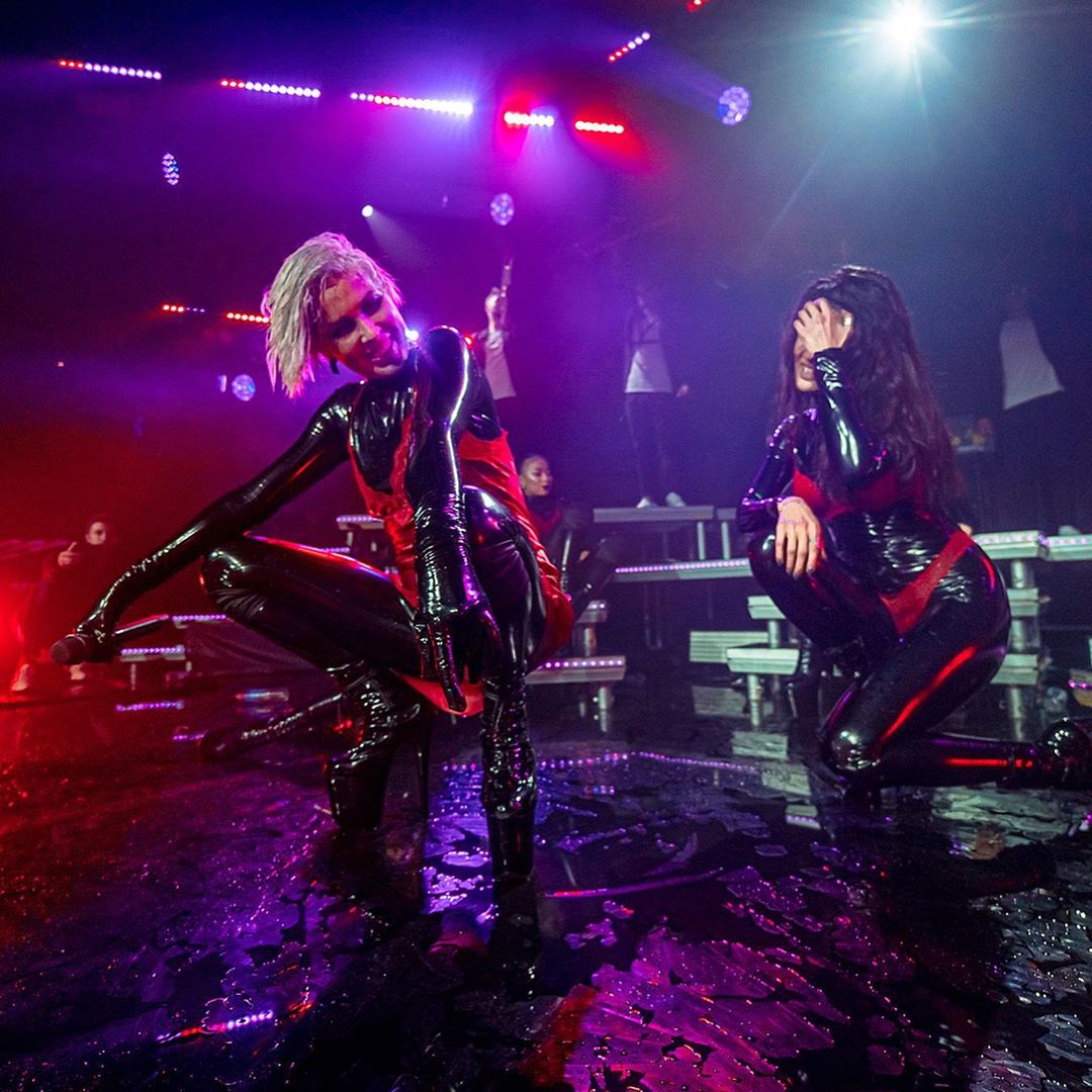 Maruv вкусно поцеловала танцовщицу