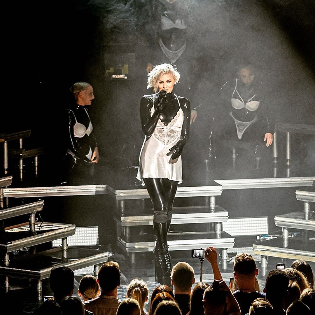 Maruv вкусно поцеловала танцовщицу