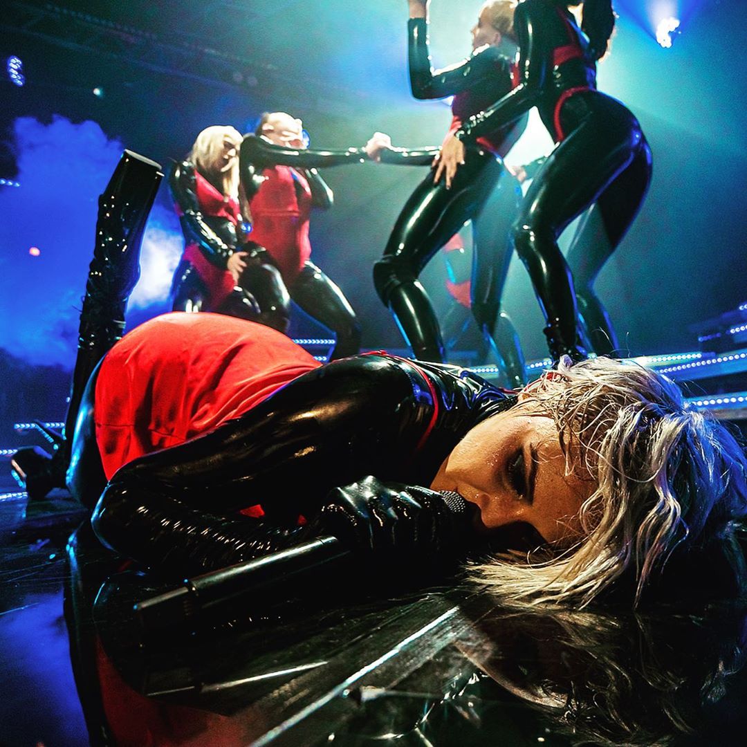 Maruv вкусно поцеловала танцовщицу