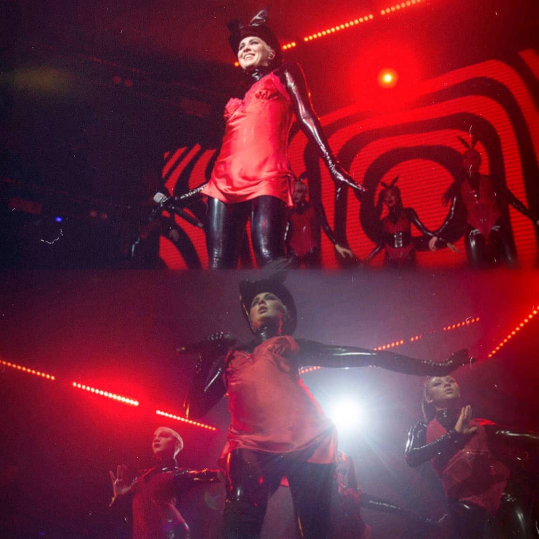 Maruv вкусно поцеловала танцовщицу