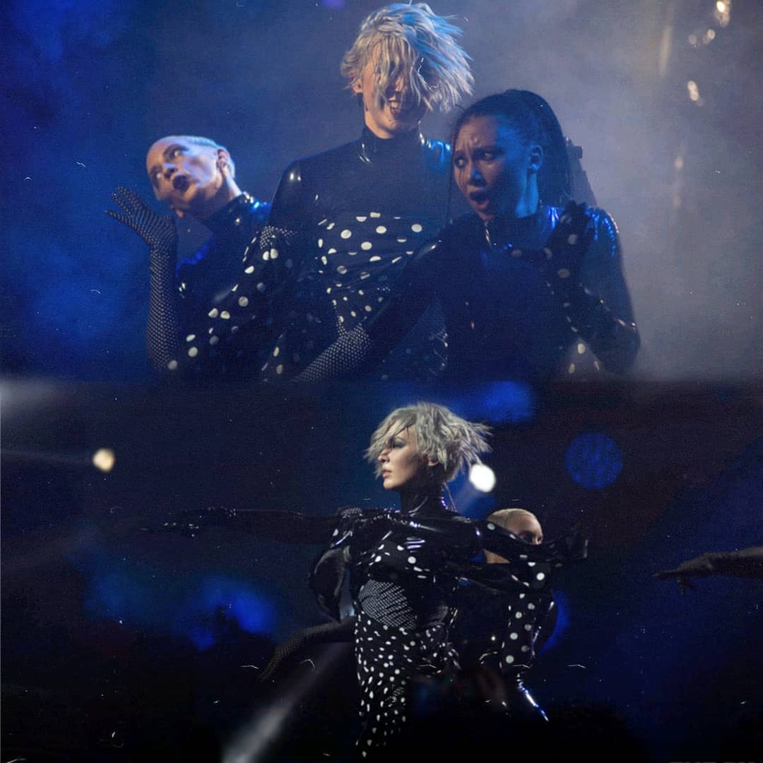 Maruv вкусно поцеловала танцовщицу