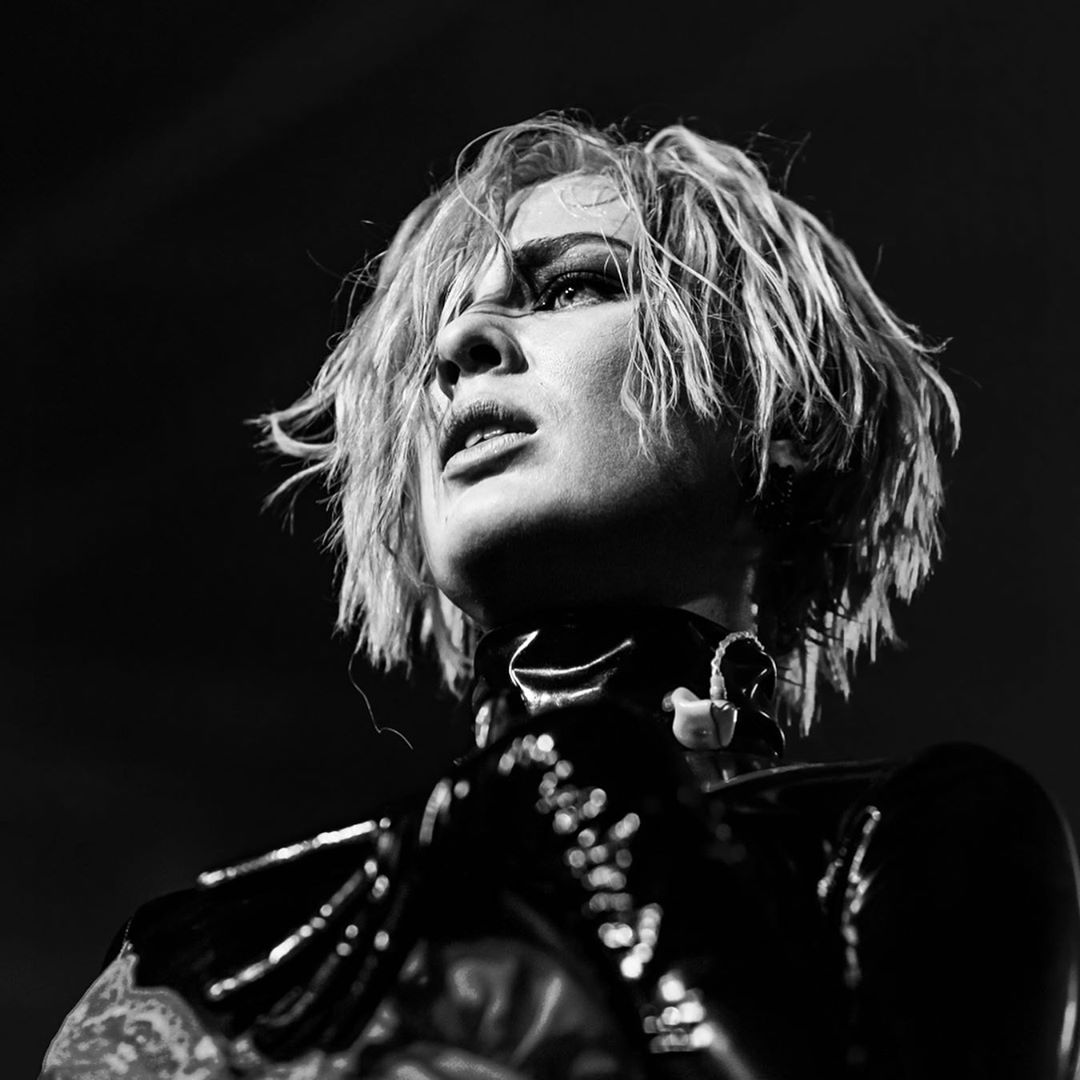 Maruv вкусно поцеловала танцовщицу