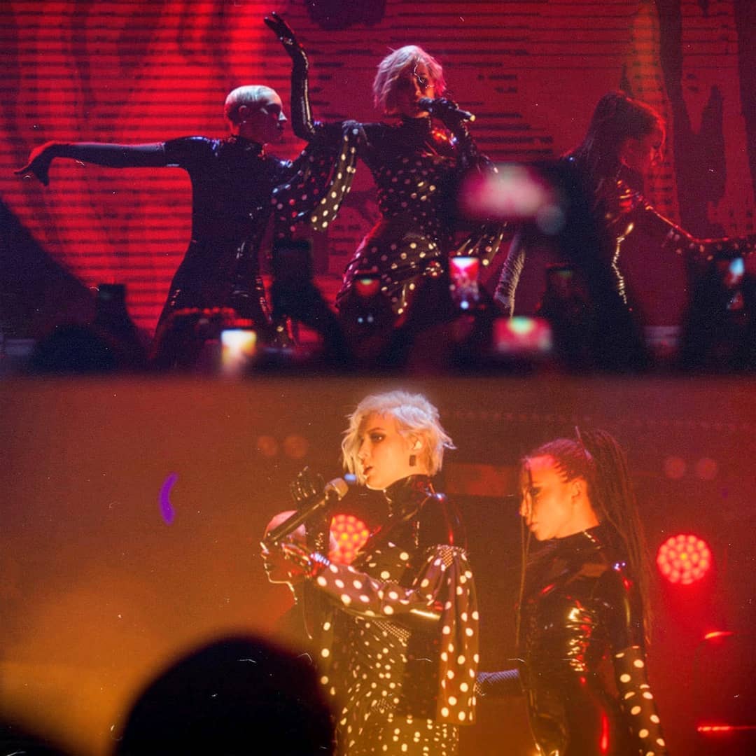 Maruv вкусно поцеловала танцовщицу