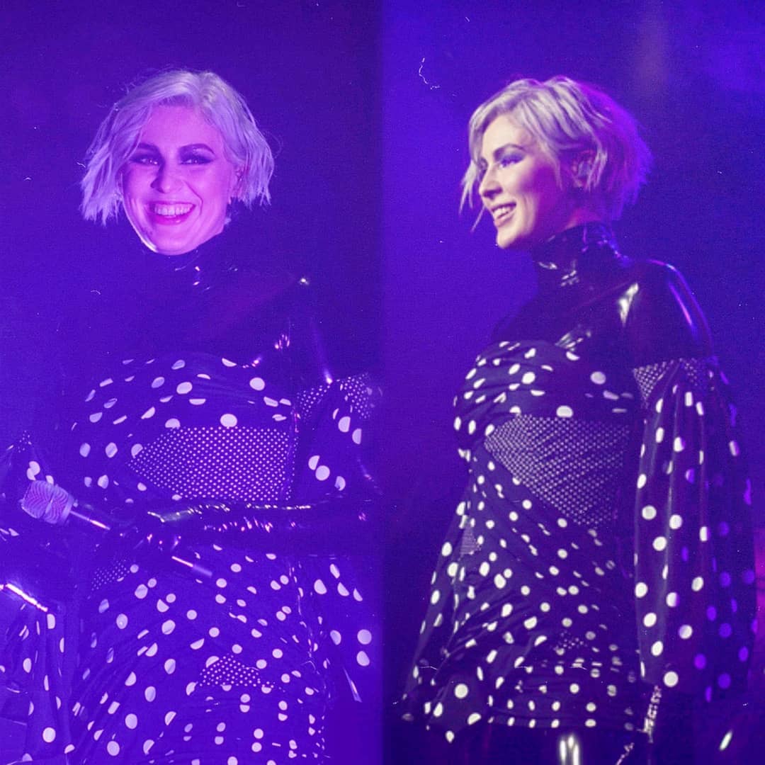 Maruv вкусно поцеловала танцовщицу