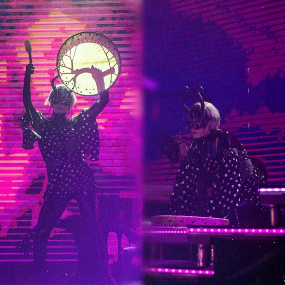 Maruv вкусно поцеловала танцовщицу