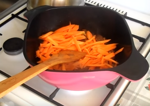 Плов по-узбекски готовится немного более часа