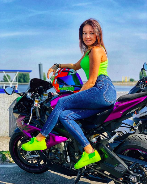 Под Киевом в ДТП погибла мотоблогерша Елена Кузавова (Кузавини) Под Киевом в ДТП погибла мотоблогерша Елена Кузавова (Кузавини)