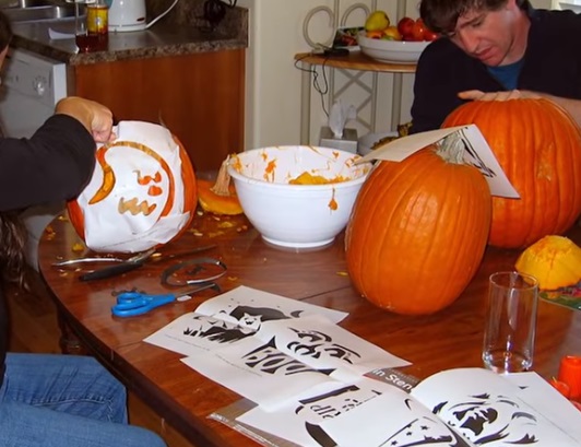 3. Для тыквы на Хэллоуин рисунок лица можно нарисовать самому – а можно распечатать для тыквы на Хэллоуин шаблон, приложить к тыкве и нанести рисунок шилом, а потом по нему вырезать.