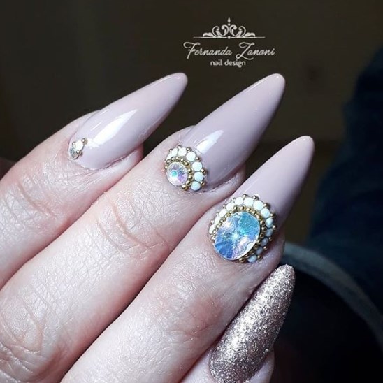 Модный фиолетовый маникюр