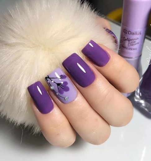 Модный фиолетовый маникюр