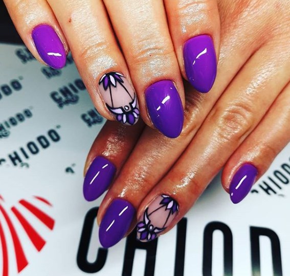 Модный фиолетовый маникюр