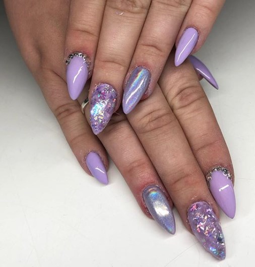 Модный фиолетовый маникюр