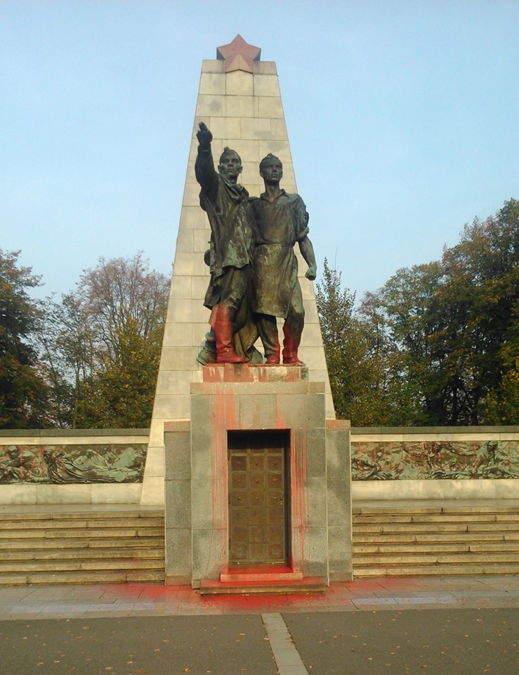 В Чехии залили краской памятник Красной армии В Чехии залили краской памятник Красной армии