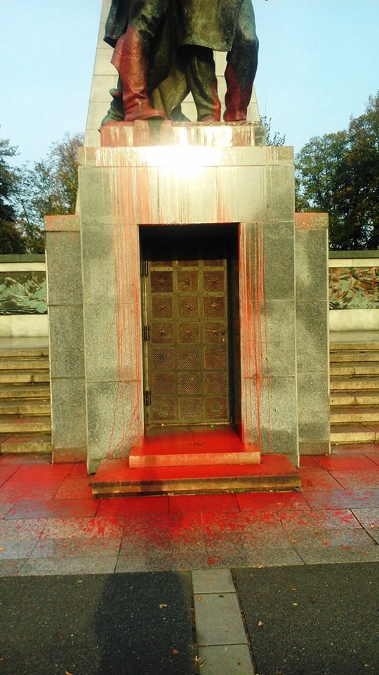 В Чехии залили краской памятник Красной армии В Чехии залили краской памятник Красной армии