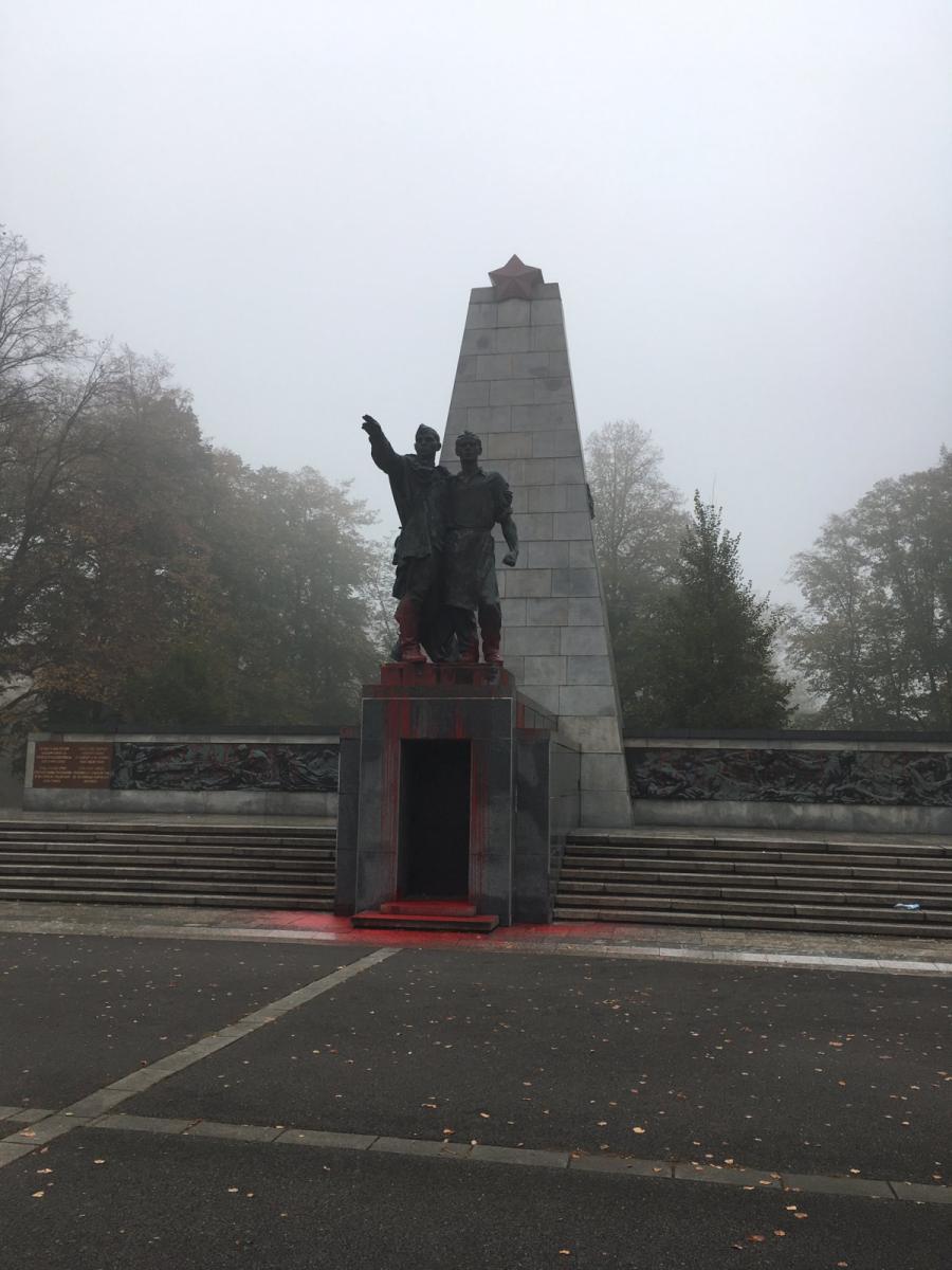 В Чехии залили краской памятник Красной армии В Чехии залили краской памятник Красной армии