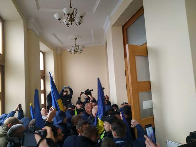 В Черкассах митингующие штурмовали облсовет