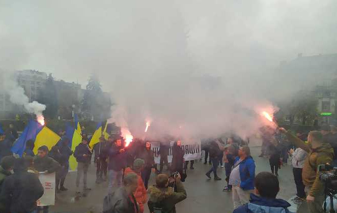 В Черкассах митингующие штурмовали облсовет