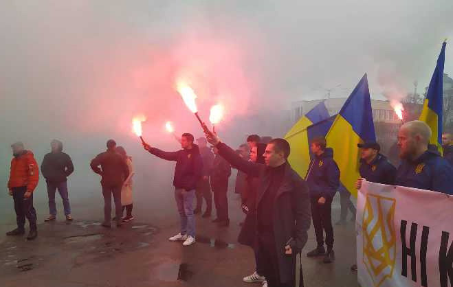В Черкассах митингующие штурмовали облсовет