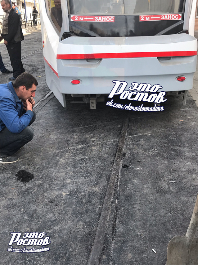 Трамвай ожидаемо сошел с путей