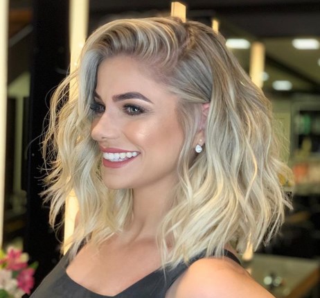 Модные женские стрижки на средние волосы