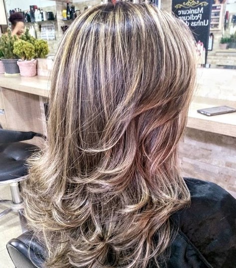 Модные женские стрижки на средние волосы