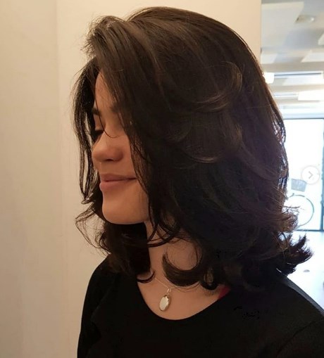 Модные женские стрижки на средние волосы