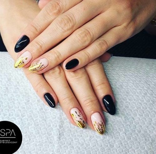 Модный золотой маникюр