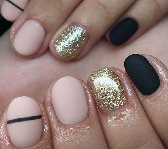 Модный золотой маникюр