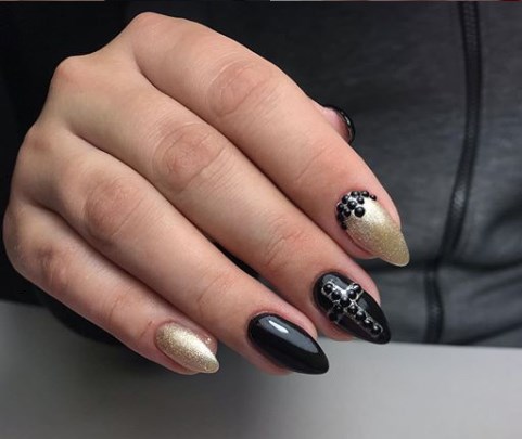 Модный золотой маникюр