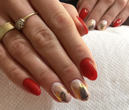 Модный золотой маникюр