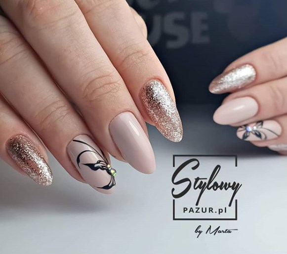 Модный золотой маникюр