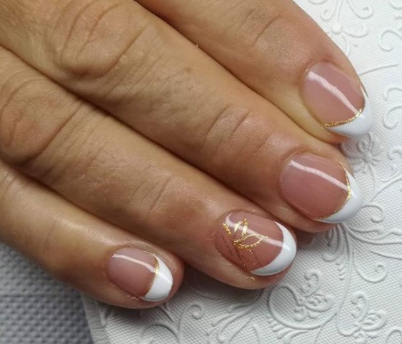 Модный золотой маникюр