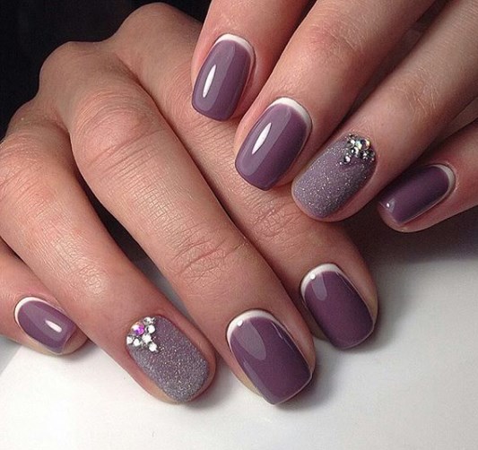 Модный лунный маникюр