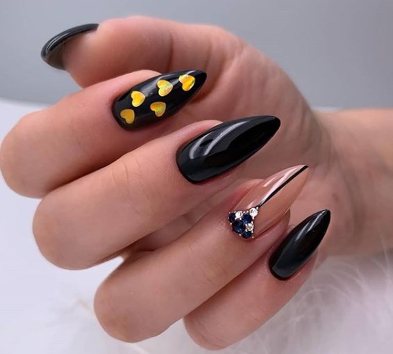 Модный лунный маникюр