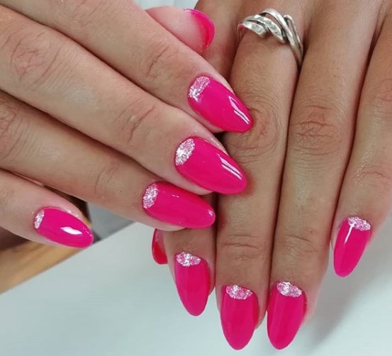 Модный лунный маникюр