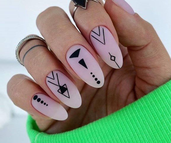 Модный лунный маникюр