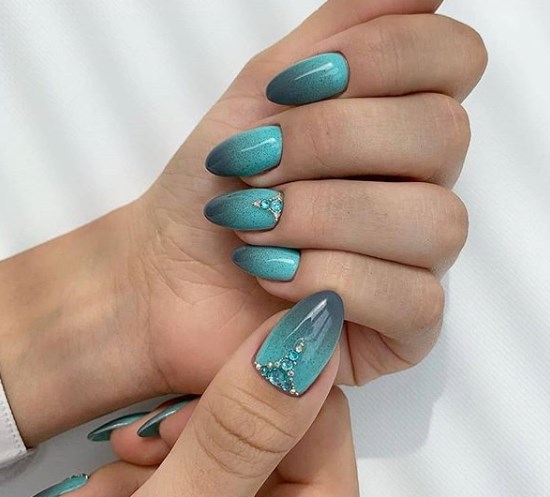 Модный лунный маникюр