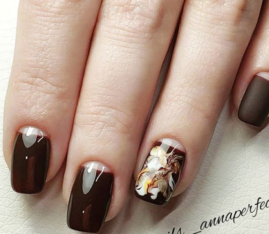 Модный лунный маникюр