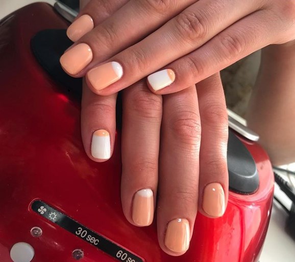 Модный лунный маникюр