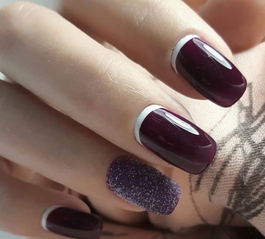 Модный лунный маникюр