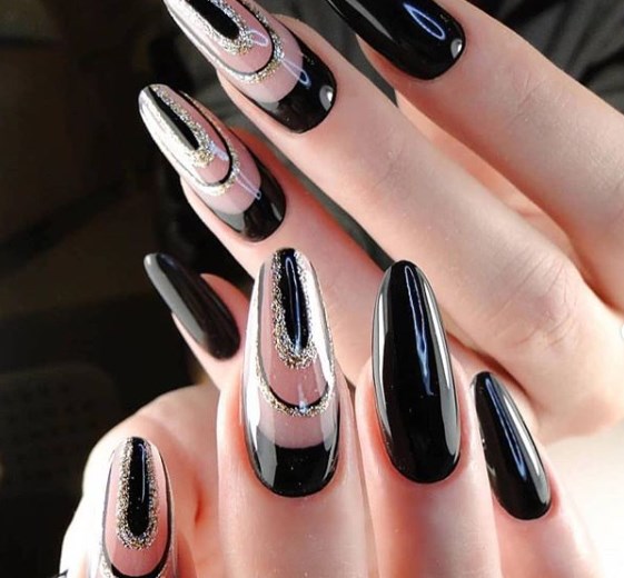 Модный лунный маникюр